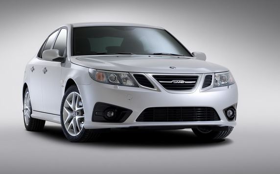Saab 9-3 berline blanche en studio vue trois quarts avant