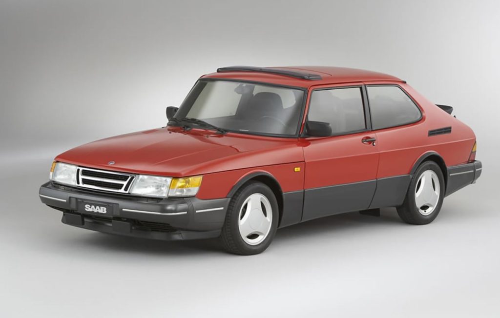 Saab 900 rouge classique vue trois quarts avant en studio