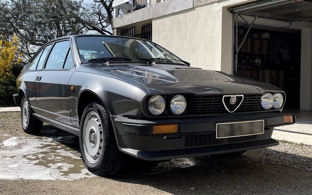 Alfa Romeo GTV6 2.5 1982 sortie de grange exterieur bon etat