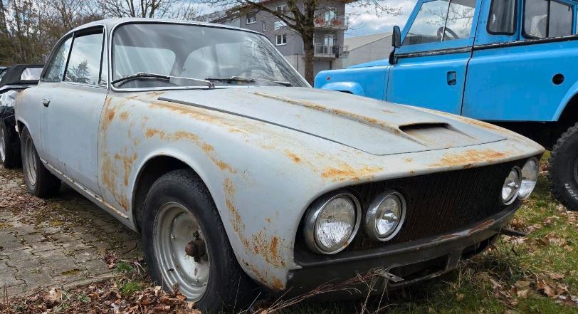 Alfa Romeo 2600 Sprint coupé 1966 abandonnée avec rouille carrosserie