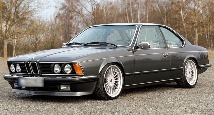 BMW 635 CSi 1985 coupé gris en bon état vue de profil