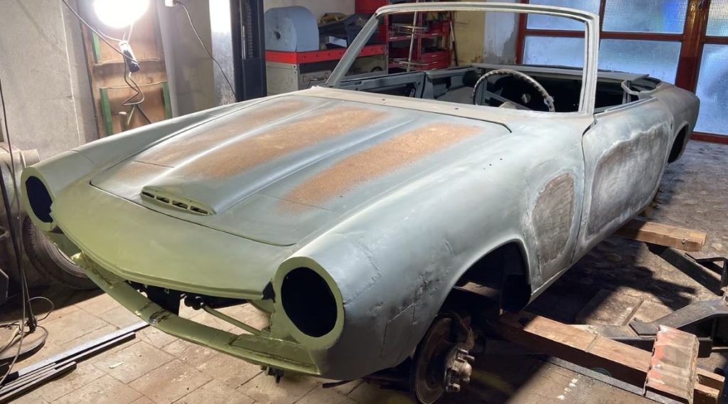 Glas 1700 GT Cabriolet 1964 en restauration carrosserie nue en atelier