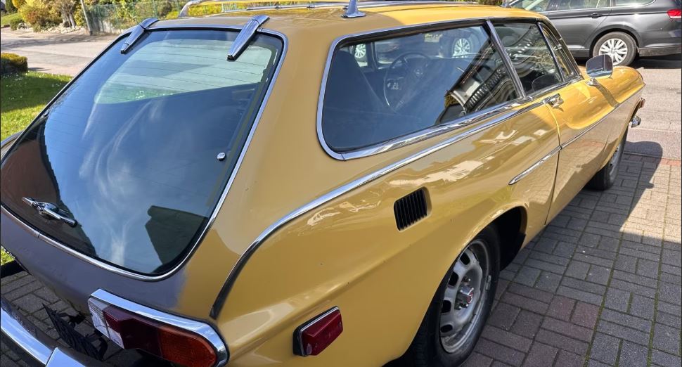 Volvo P1800 ES 1973 break de chasse sortie de grange voiture ancienne