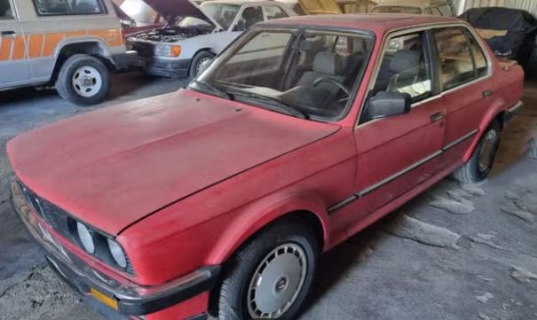 BMW 325 iX 1987 retrouvée en sortie de grange avec carrosserie poussiéreuse
