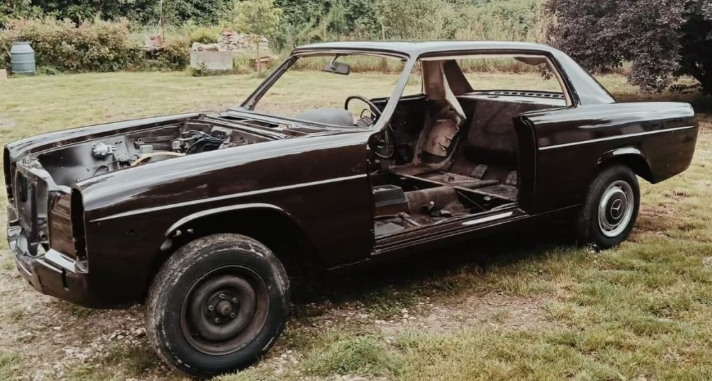 Mercedes 250 CE 1970 en cours de restauration après une sortie de grange