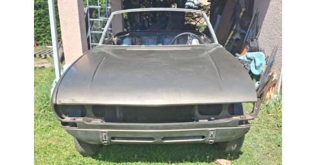 Peugeot 504 Cabriolet 1969 en sortie de grange en cours de restauration