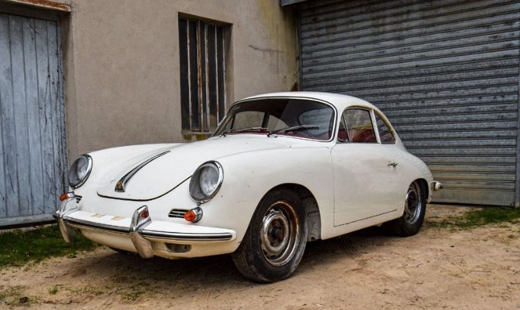 Porsche 356 SC 1964 ancienne retrouvée devant un garage après stockage