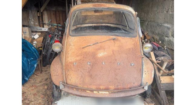 Isetta Velam 1960 rouillée retrouvée dans une grange encombrée