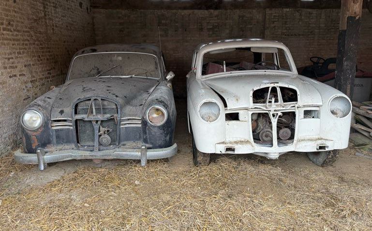 Sorties de grange avec deux Mercedes Ponton abandonnées dans une grange