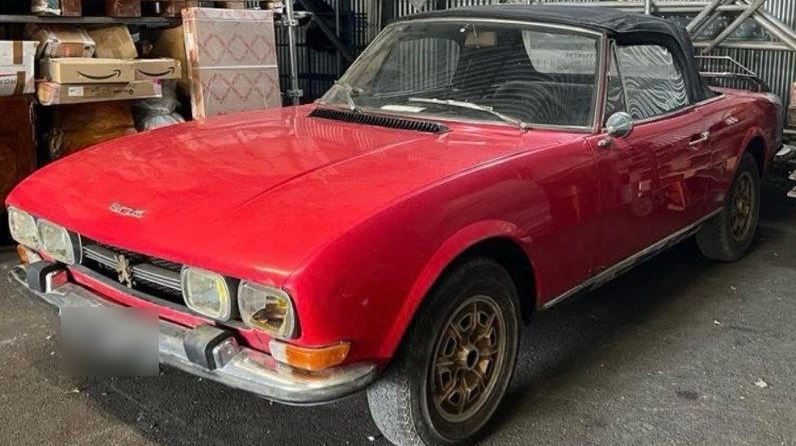 Peugeot 504 Cabriolet 1969 rouge en état d’origine sortie de grange