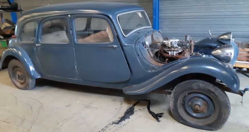 Citroën Traction 11B Familiale 1954 en sortie de grange avec moteur apparent