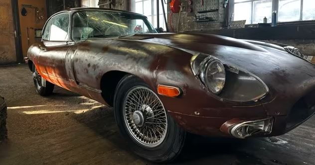 Jaguar Type E 2+2 4.2L 1970 retrouvée en sortie de grange avec carrosserie patinée
