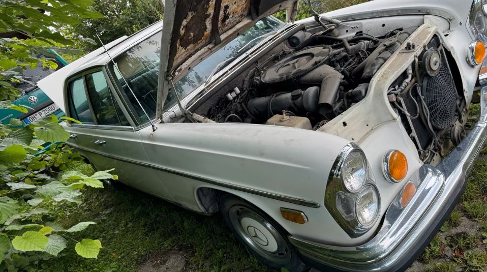 Mercedes 280 SE W108 V8 4.5 1972 abandonnée avec moteur visible