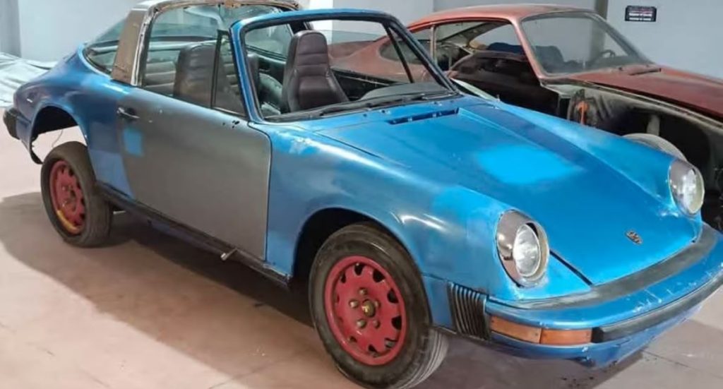 Porsche 911 2.7 Targa 1975 en sortie de grange en cours de restauration