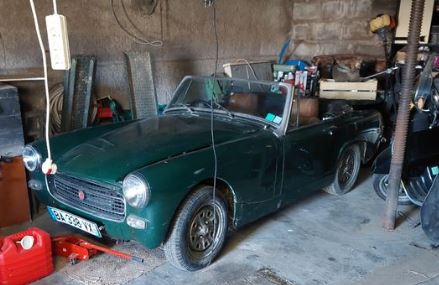 MG Midget 1275 1971 sortie de grange dans garage poussiéreux ancien