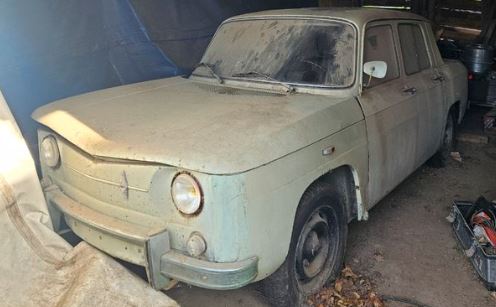 Renault 8 Major 1969 abandonnée dans grange recouverte de poussière