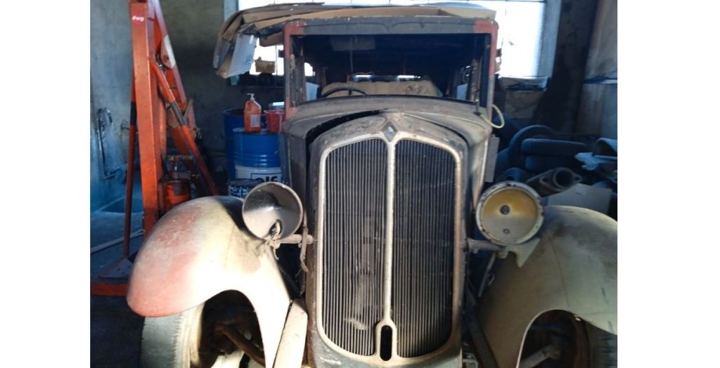 Renault KZ8 1931 sortie de grange ancienne voiture poussiéreuse dans atelier