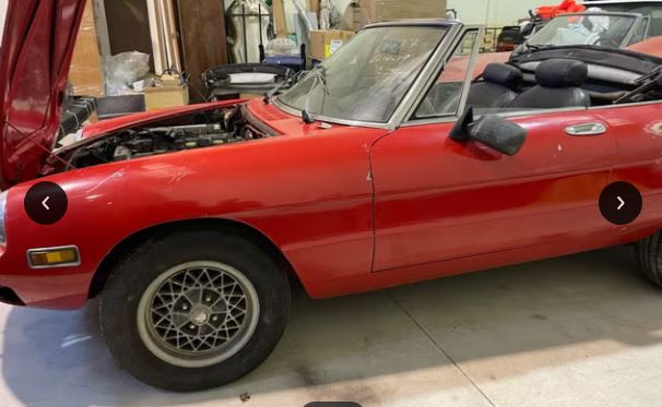 Alfa Romeo Spider 2000 1978 cabriolet rouge sortie de grange en cours de remise en état