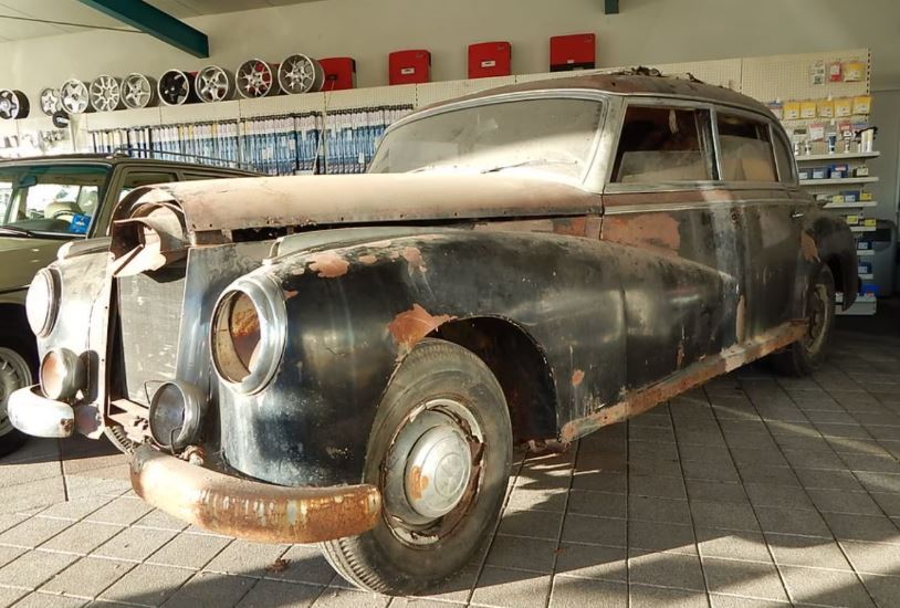 Mercedes 300 W186 découvrable 1952 sortie de grange carrosserie rouillée à restaurer