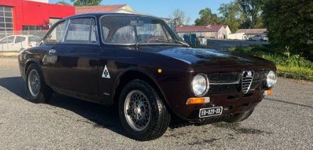 Alfa Romeo GT 1300 1974 sortie de grange coupé italien ancien en bon état