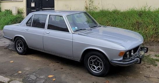 BMW 3.0 S 1971 berline ancienne sortie de grange état extérieur conservé