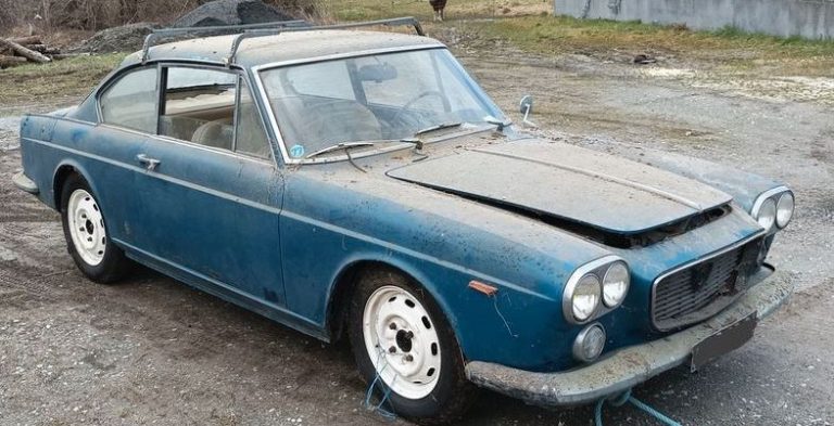 Lancia Flavia Coupé 1963 bleue poussiéreuse retrouvée en sortie de grange
