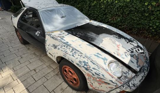 Porsche 928 1979 en cours de restauration carrosserie poncée