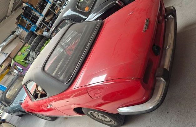 Peugeot 504 Cabriolet automatique 1971 rouge retrouvée dans un atelier
