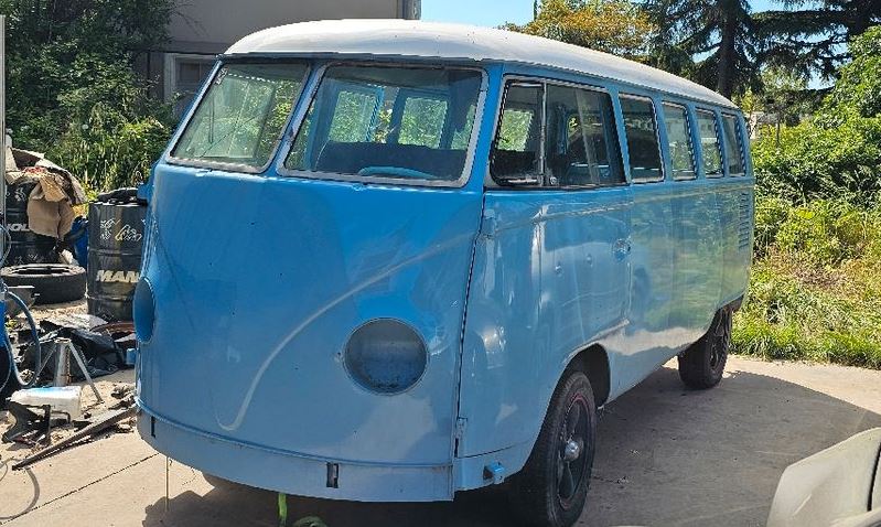 Volkswagen Combi T1 Split bleu en cours de restauration dans une cour
