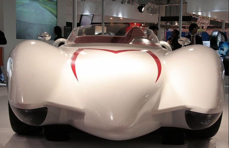 Mach 5 de Speed Racer exposée de face lors d’un salon automobile