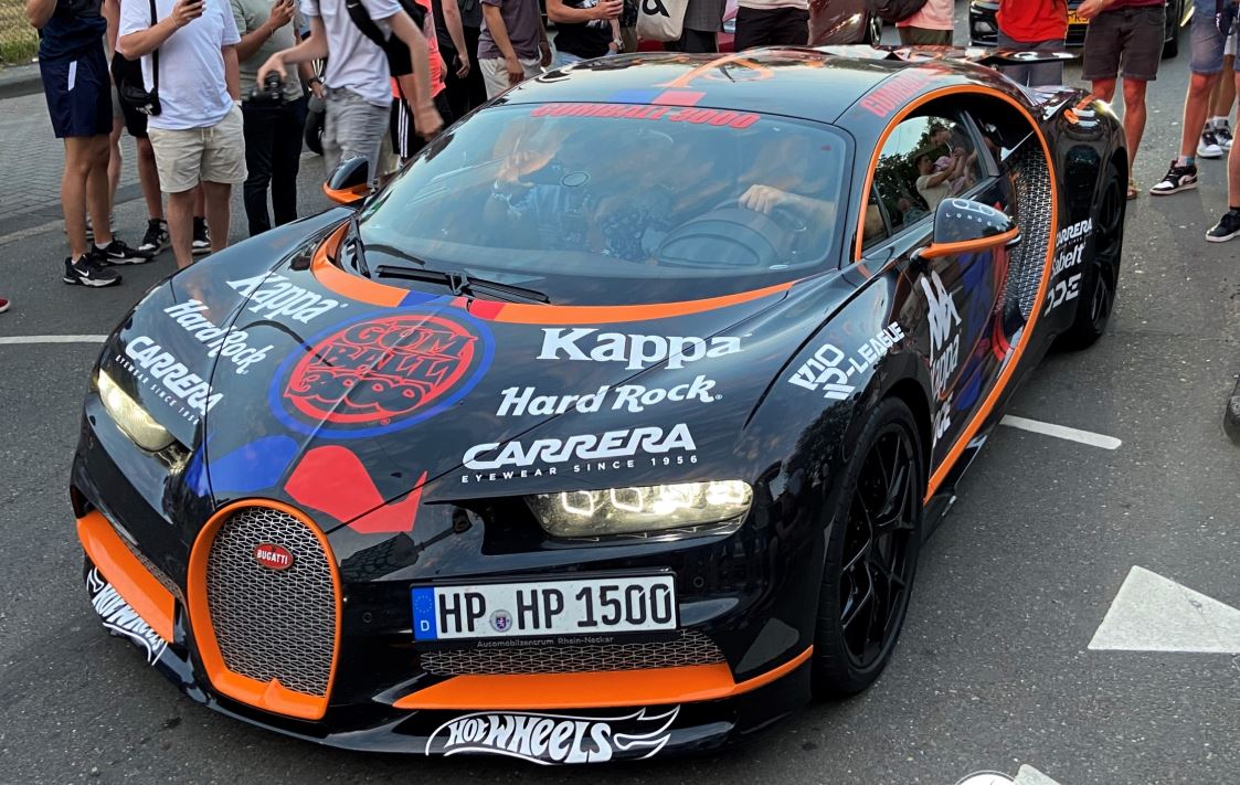 Bugatti Chiron Gumball 3000 avec livrée sponsorisée et foule autour