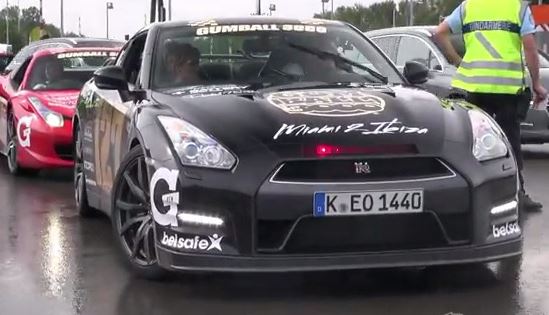 Nissan GT-R noire style KITT avec barre LED rouge Gumball 3000
