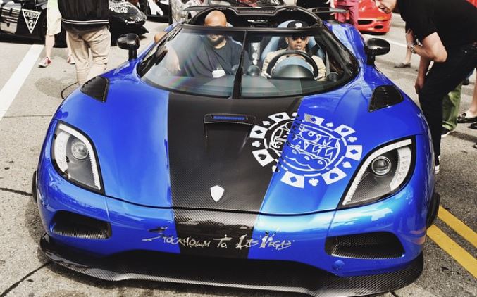 Koenigsegg Agera bleue Gumball 3000 avec livrée rallye