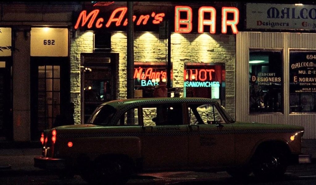 taxi jaune stationne de nuit neon New York atmosphere Taxi Driver