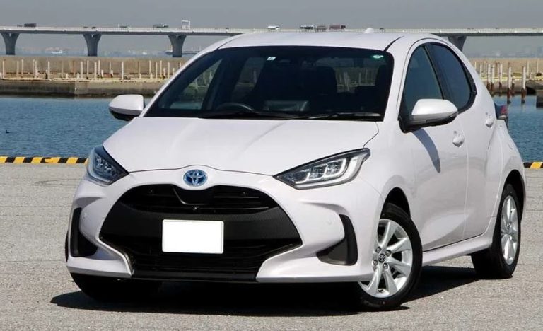 Toyota Yaris hybride blanche vue trois quarts avant, citadine réputée fiable