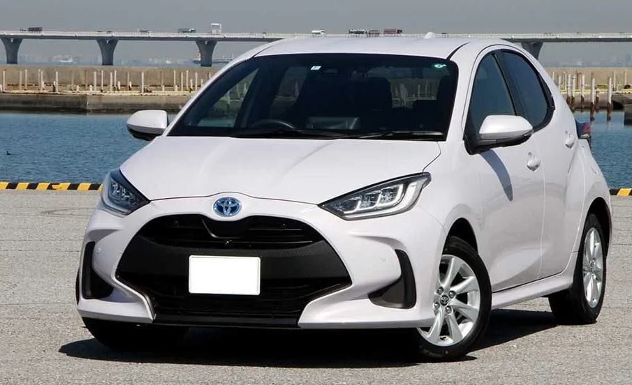 Toyota Yaris hybride blanche vue trois quarts avant, citadine réputée fiable