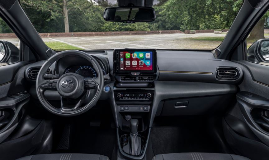 Intérieur Toyota Yaris Cross moderne avec écran central et poste de conduite ergonomique