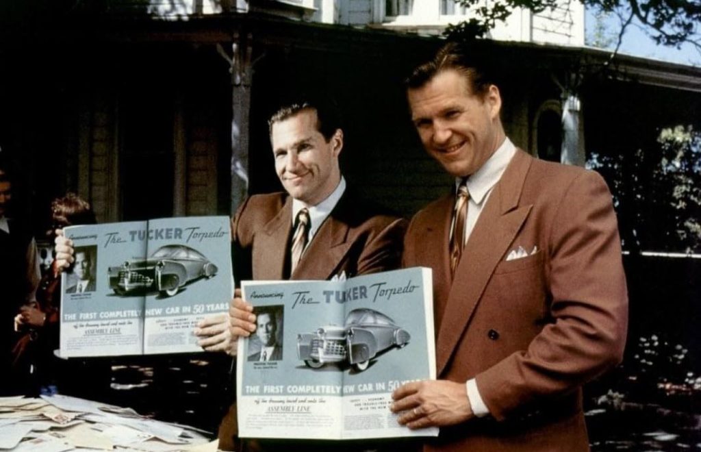 Preston Tucker présentant la Tucker Torpedo à la presse dans Tucker le film