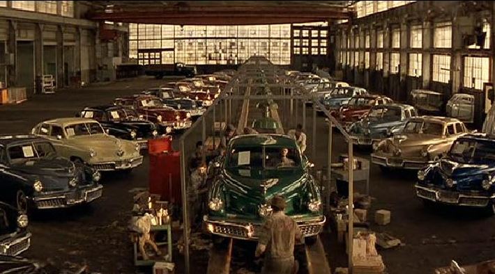Vue d’ensemble de l’usine Tucker avec plusieurs voitures dans le film Tucker le film
