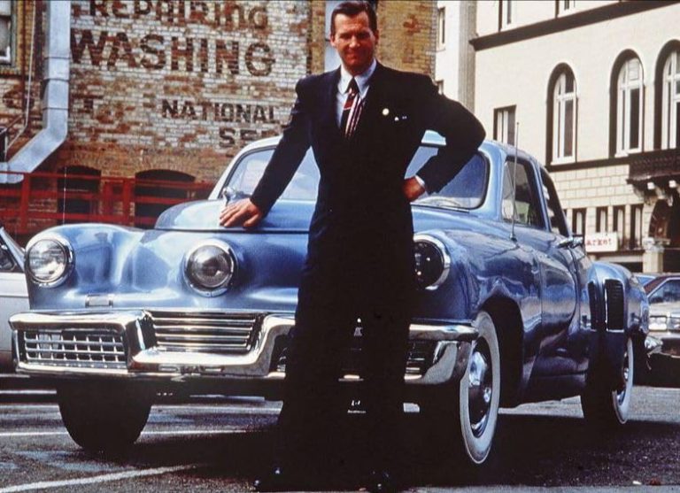 Preston Tucker devant une Tucker 48 dans le film Tucker le film