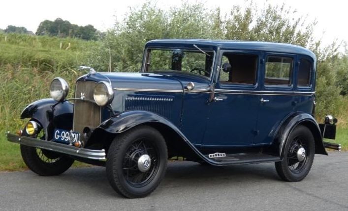 Ford Model B V8 1932 berline noire vue de profil voiture américaine des années 1930