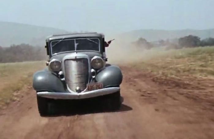 Ford V8 lancée à pleine vitesse sur une piste lors de la cavale de Bonnie and Clyde