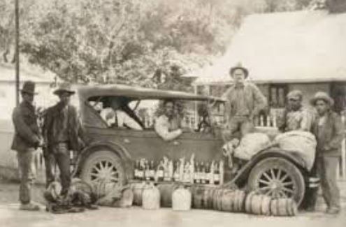 Voiture de bootlegger chargée d’alcool clandestin pendant la prohibition