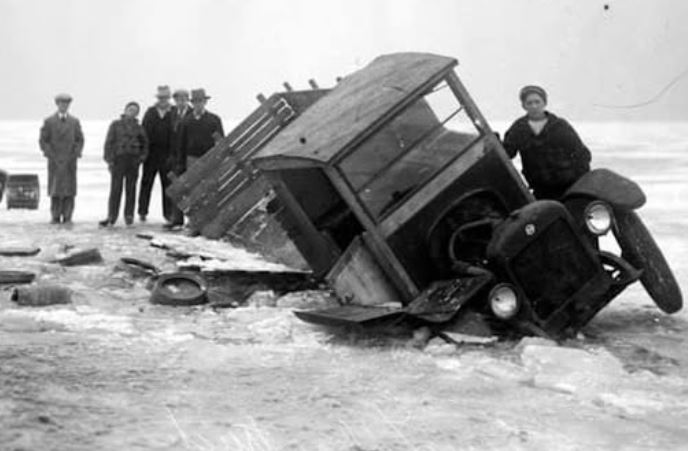 Voiture de contrebande tombée dans la rivière gelée pendant la prohibition