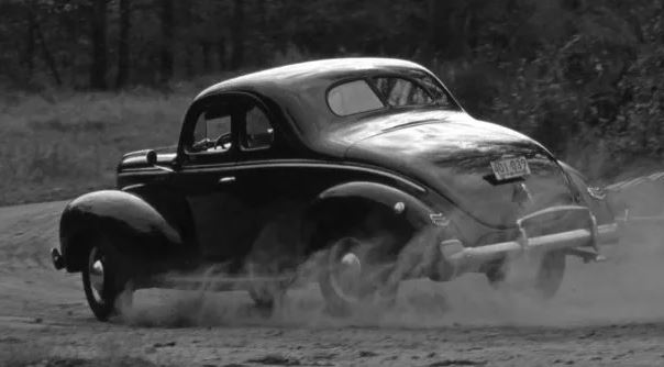 Voiture Ford V8 de bootlegger en fuite sur route pendant la prohibition