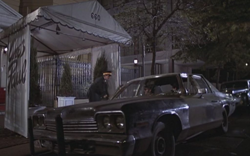 Dodge Monaco des Blues Brothers stationnée avec sa livrée de police usée