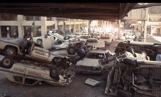 Voitures de police empilées après une poursuite dans Blues Brothers