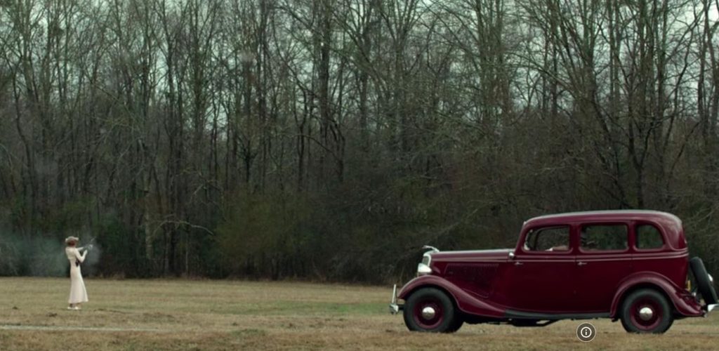 Bonnie Parker s’entraîne au tir à côté de sa Ford V8 dans The Highwaymen