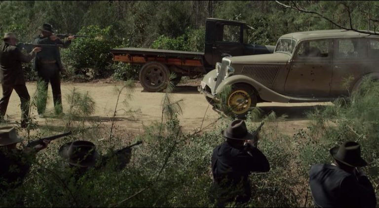 Guet-apens contre Bonnie et Clyde dans The Highwaymen avec Ford V8 criblée de balles