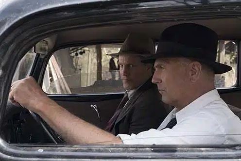 Texas Rangers en voiture surveillant la route dans The Highwaymen